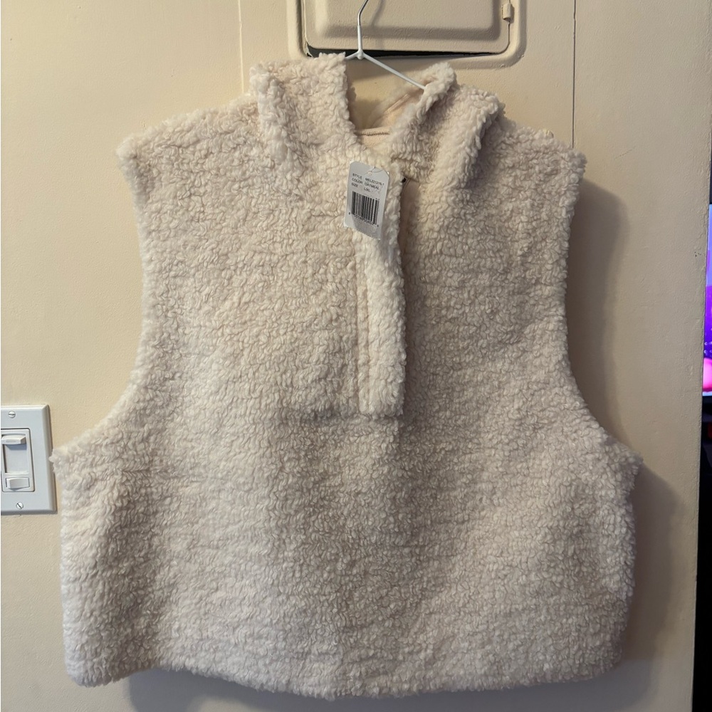 NWT Madison 88 Women’s Sz L/XL Vests Faux Fur Hooded